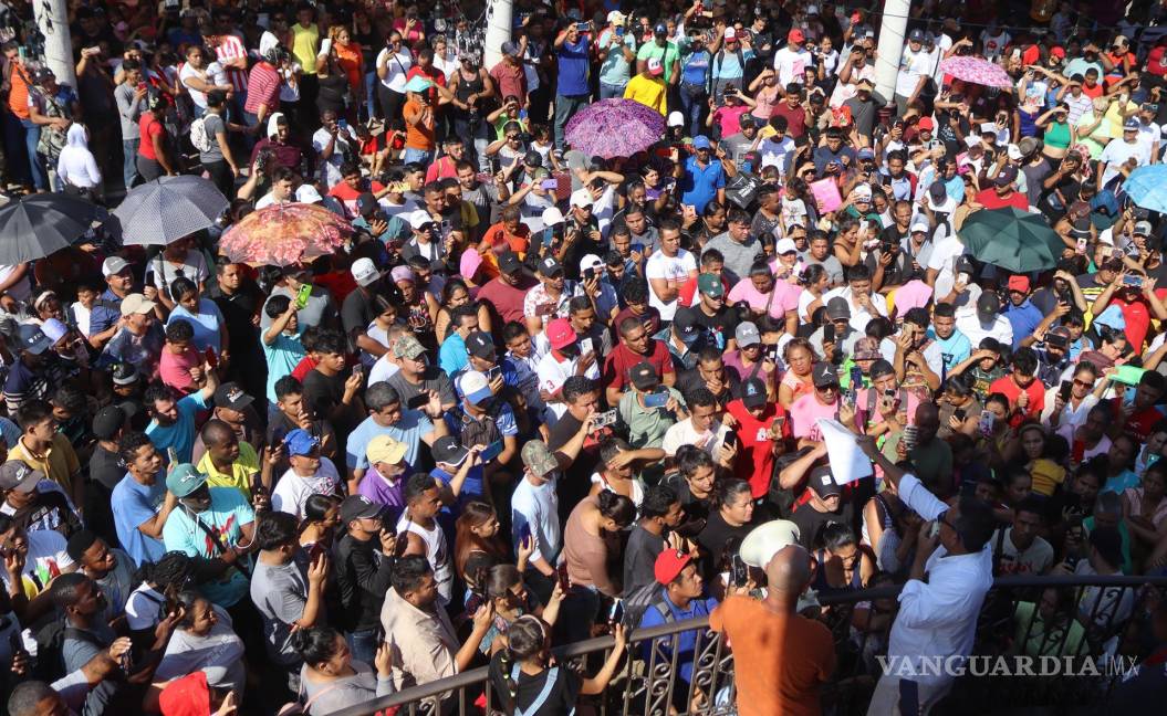 $!Migrantes reciben instrucciones de autoridades migratorias mexicanas, para recibir amparos en la ciudad de Tapachula, en Chiapas (México).