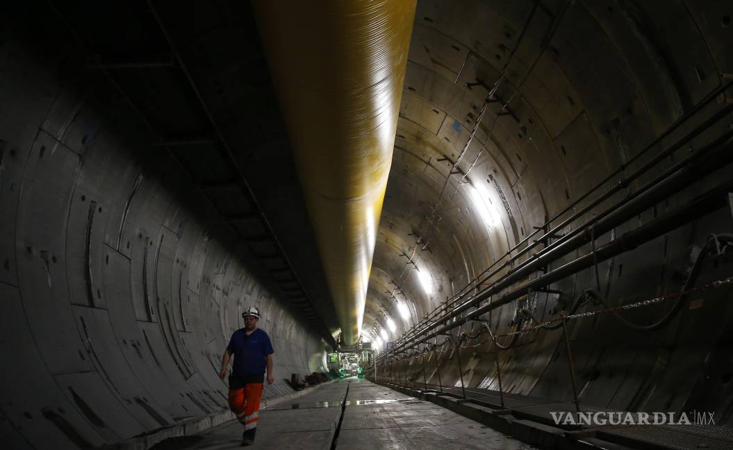 $!Un ingeniero camina dentro de un túnel ferroviario de alta velocidad (TAV) Turín-Lyon en Saint Martin La Porte, Francia.