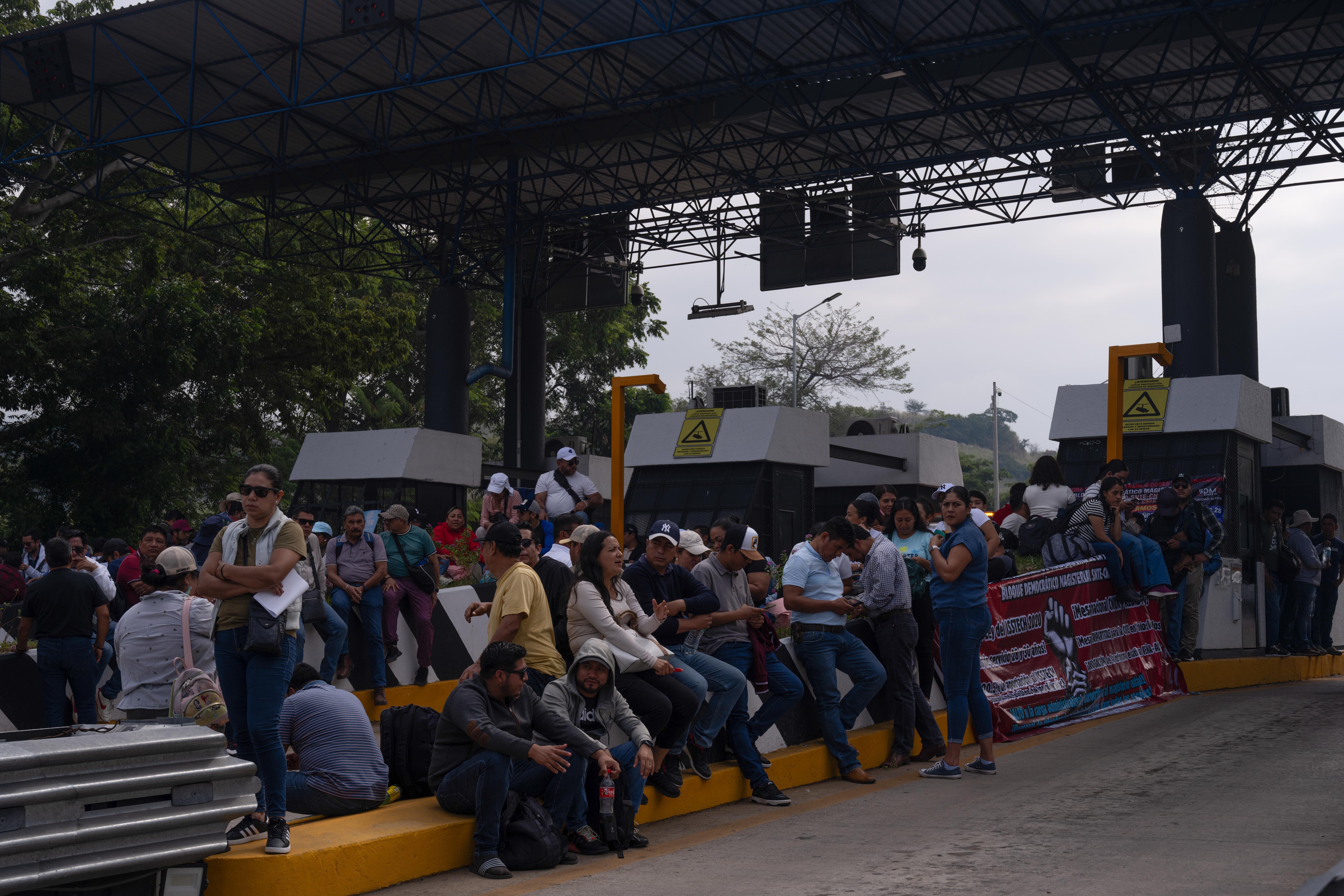 Sitian maestros del CNTE aeropuerto de Oaxaca y casetas en Chiapas