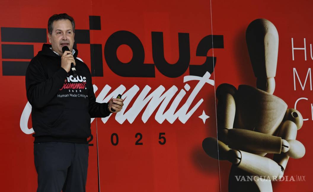 $!Armando Castilla, CEO de Grupo Vanguardia, invitó a los jóvenes a continuar con sus sueños.