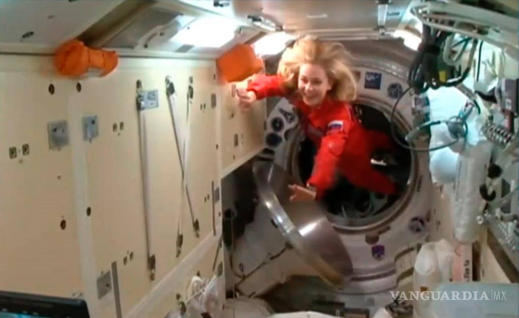 $!Una imagen fija extraída de un video facilitado por la Corporación Espacial Estatal de Rusia ROSCOSMOS muestra a Yulia Peresild entrando en la Estación Espacial Internacional (EEI). EFE/EPA/ROSCOSMOS