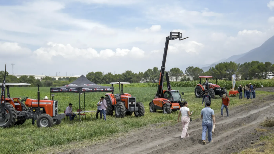 La edición anterior de la Expo UAAAN llevó a los visitantes hasta las parcelas para conocer maquinaria y tecnologías aplicadas al campo.