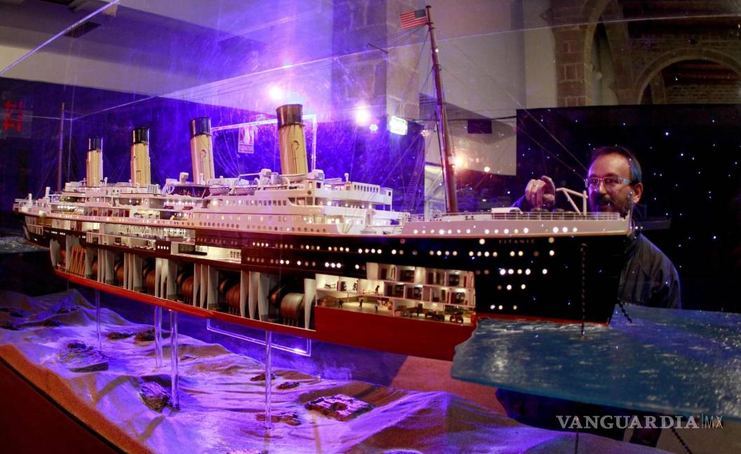 $!Un visitante observa una maqueta del Titanic en el Museo Marítimo de Barcelona. El Titanic sigue causando en muchos una magnética fascinación.