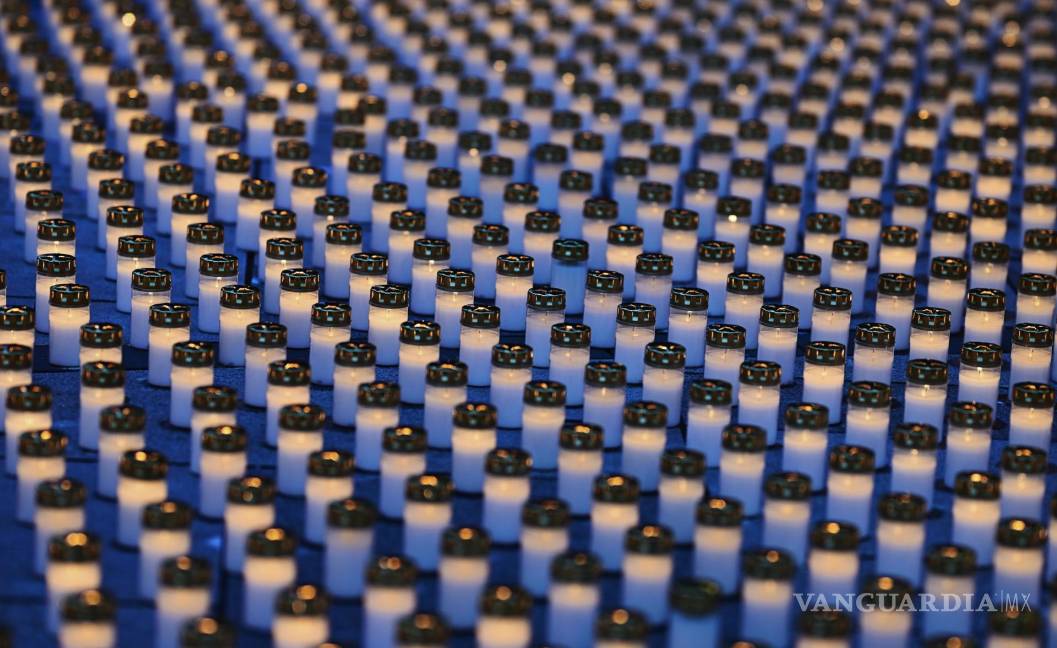 $!Velas colocadas en el suelo formando un mar de luces para niños en Ucrania en la plaza Saint Stephens en Viena, Austria, el 22 de febrero de 2024.