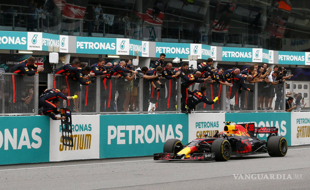 $!Verstappen, de Red Bull, celebra su cumpleaños ganando el GP en Malasia