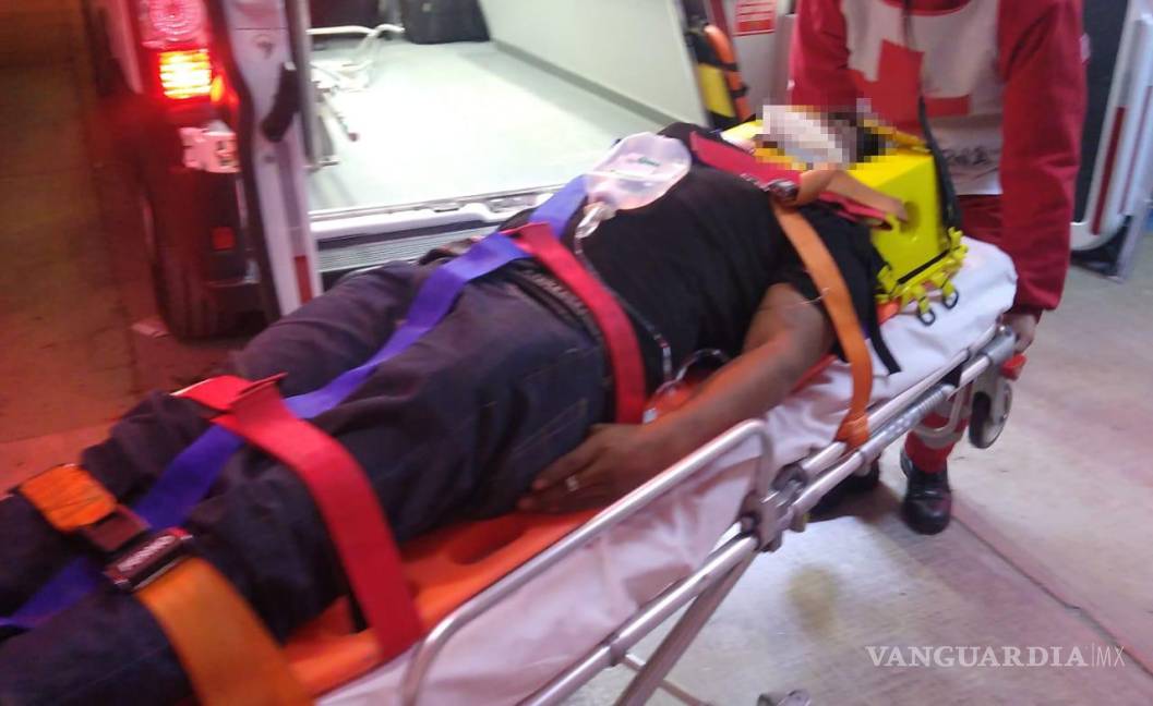 $!El informe inicial de los paramédicos de Cruz Roja mencionó que el conductor presentaba fuertes golpes en diferentes partes de su cuerpo.