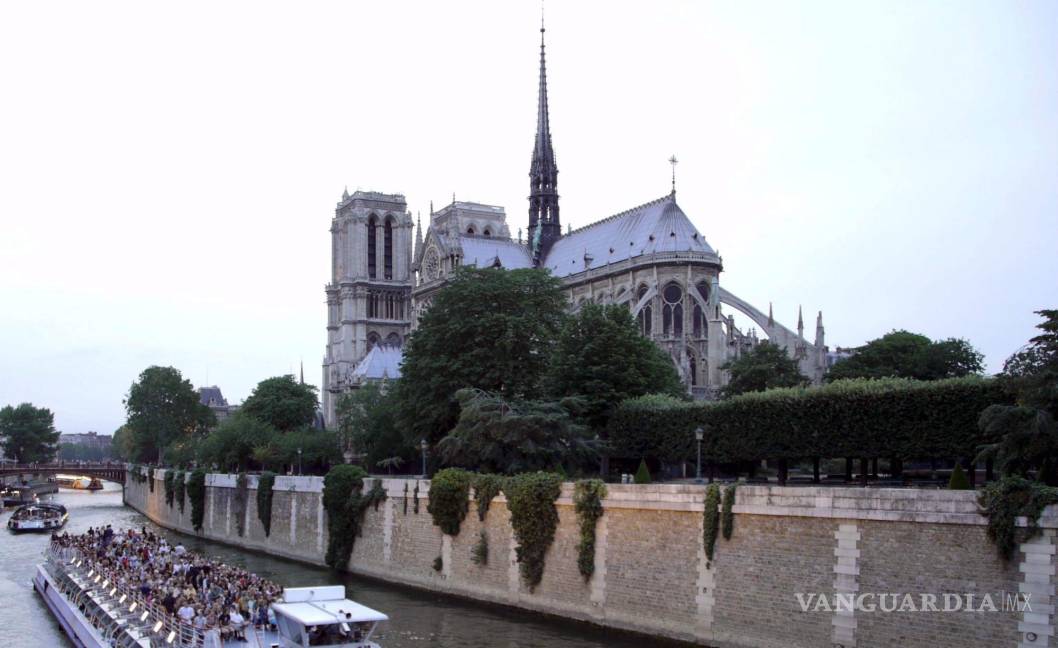 $!Foto de archivo. 30 de junio del 2007, antes del incendio de la catedral de Notre Dame, en París, Francia.