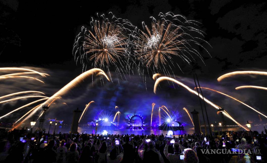 $!Los fuegos artificiales explotan durante ‘Harmonius’, el nuevo espectáculo final nocturno en Epcot, ya que se presenta el miércoles por la noche, 29 de septiembre de 2021, en un adelanto antes de su debut oficial el 1 de octubre en el parque temático de Walt Disney World. en Lake Buena Vista, Florida. AP/Joe Burbank/Orlando Sentinel