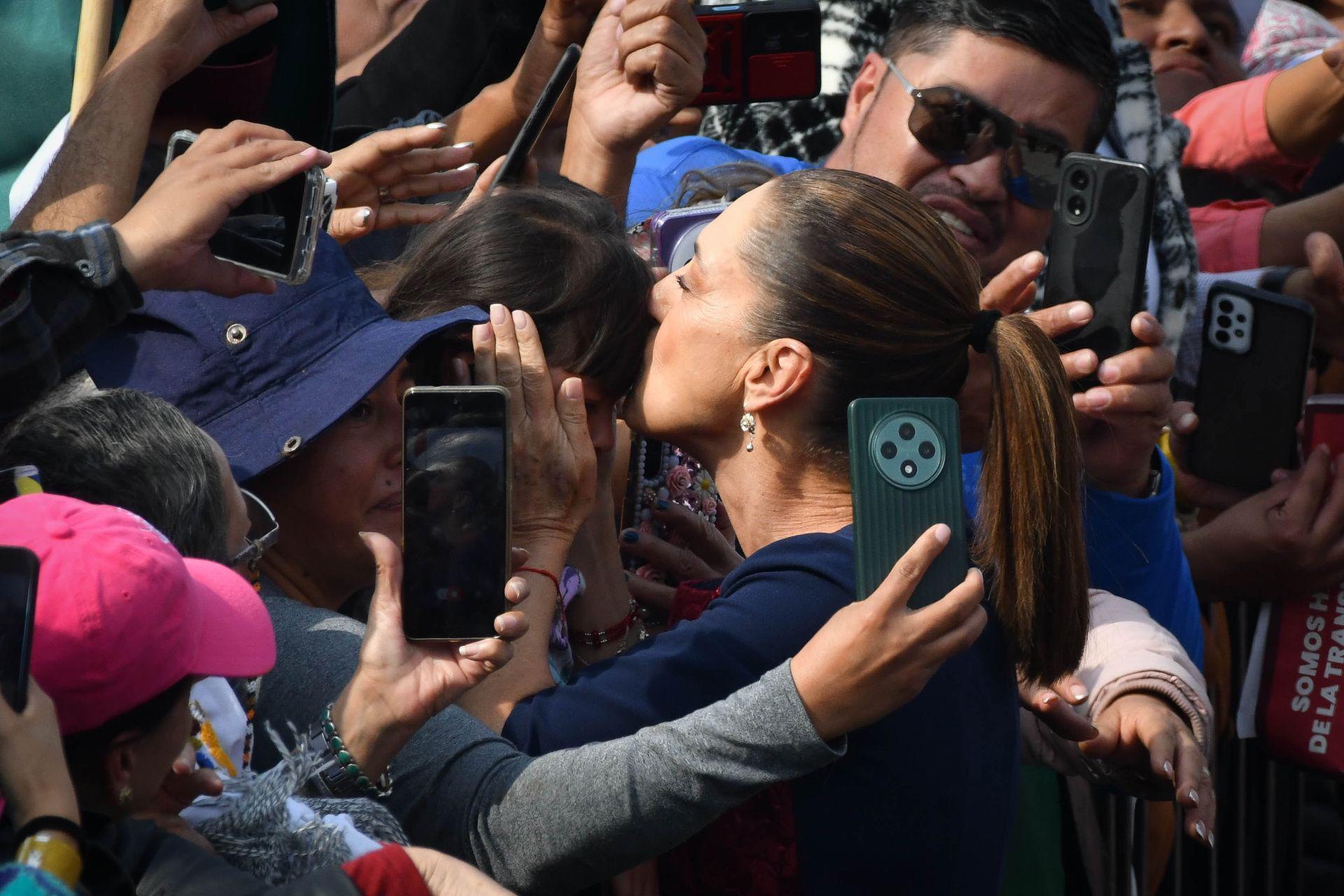  Sheinbaum jura lealtad al pueblo ante 600 mil simpatizantes y cierra filas contra sus enemigos . Noticias en tiempo real