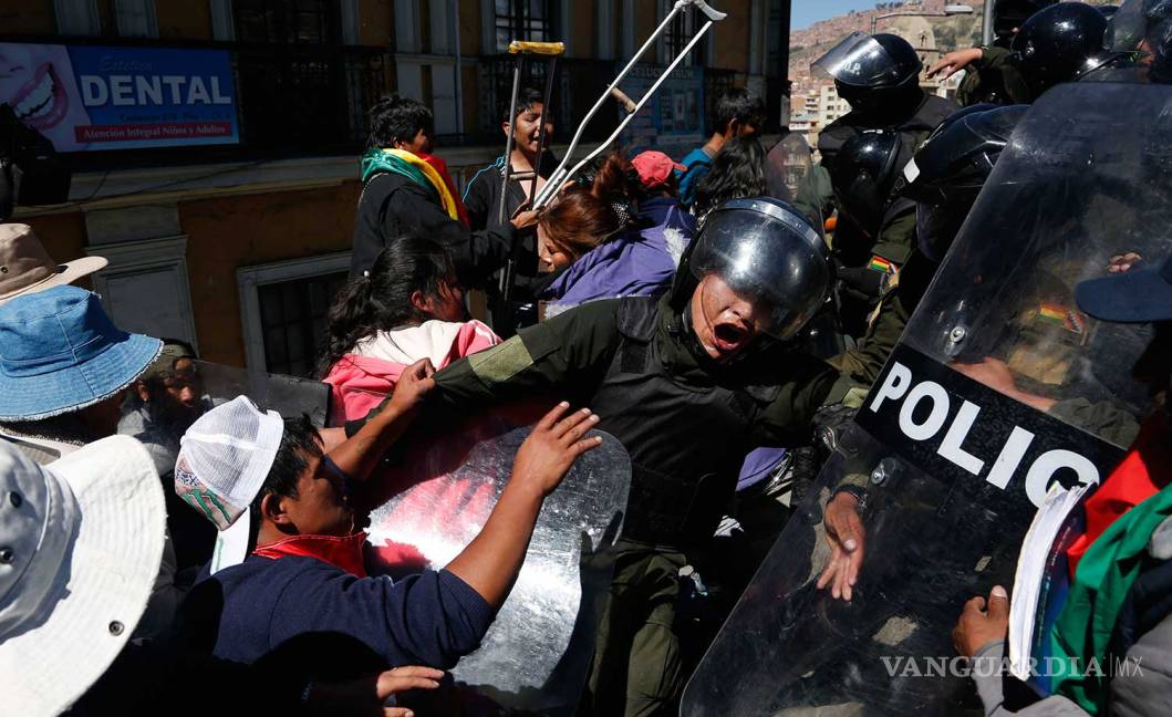 $!A chorros de agua, policía de Bolivia dispersa protesta de discapacitados