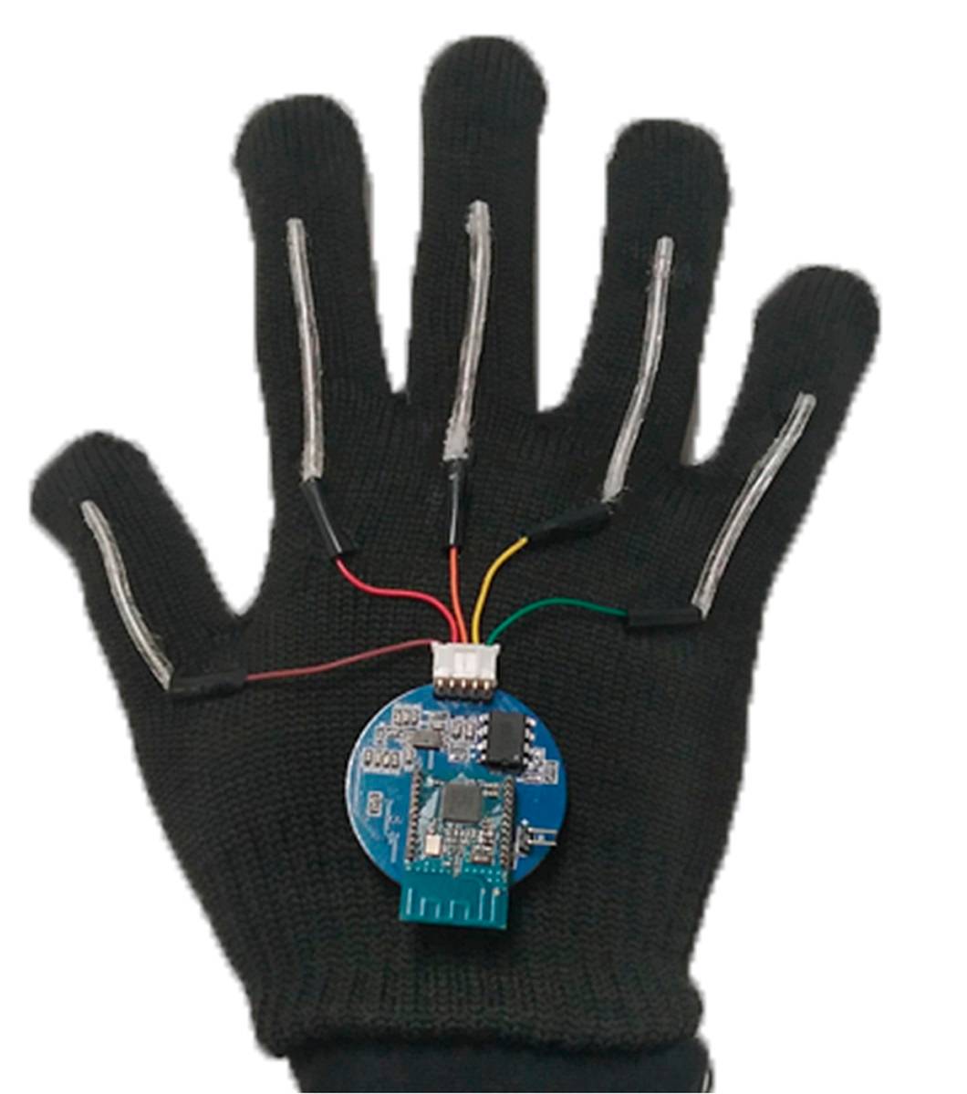 $!Con estos guantes las personas sordas podrán ponerle voz a su lenguaje de señas