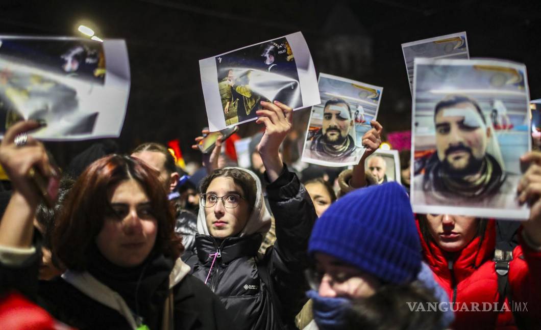 $!Partidarios de la oposición con retratos de personas heridas en las protestas después de que Mikheil Kavelashvili fuera elegido presidente de Georgia.