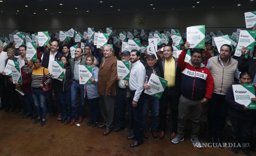 $!Familias de Saltillo, Arteaga y Ramos Arizpe recibieron las escrituras de sus viviendas como parte del programa estatal de regularización de la propiedad.