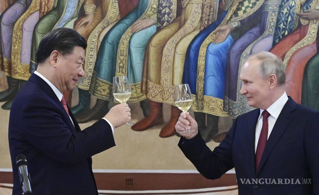 $!El presidente chino, Xi Jinping y el presidente ruso, Vladimir Putin brindan en una recepción en la Cámara Facetada del Kremlin de Moscú, Rusia.