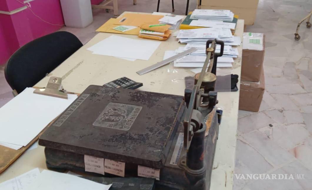 $!La falta de vehículos y el mobiliario deteriorado ha provocado retrasos en la entrega de correspondencia y malestar entre los usuarios.