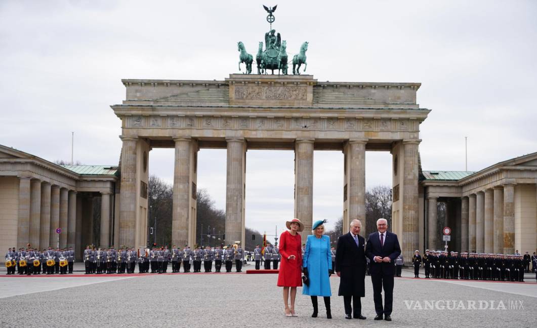 $!El rey Carlos III, Camilla, la reina consorte, el presidente de Alemania Frank-Walter Steinmeier con su esposa Elke Buedenbender en la Puerta de Brandenburgo.