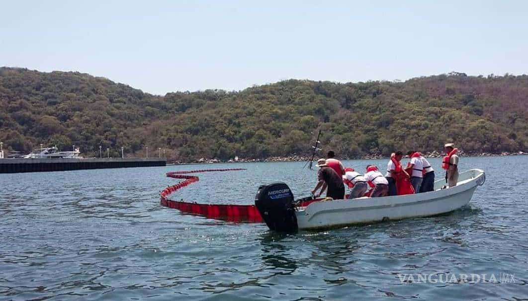 $!Se hunde barco remolcador en Acapulco y derrama combustible