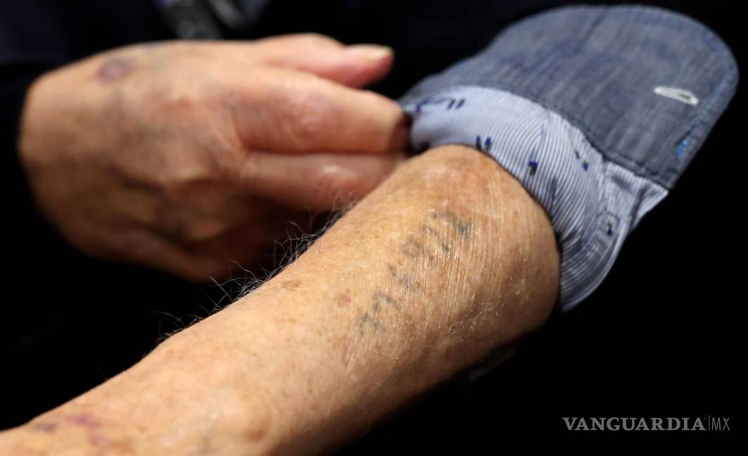 $!Vista del número con el que se marcaba a los prisioneros de los campos de concentración, en el brazo del sobreviviente del Holocausto Albrecht Weinberg.