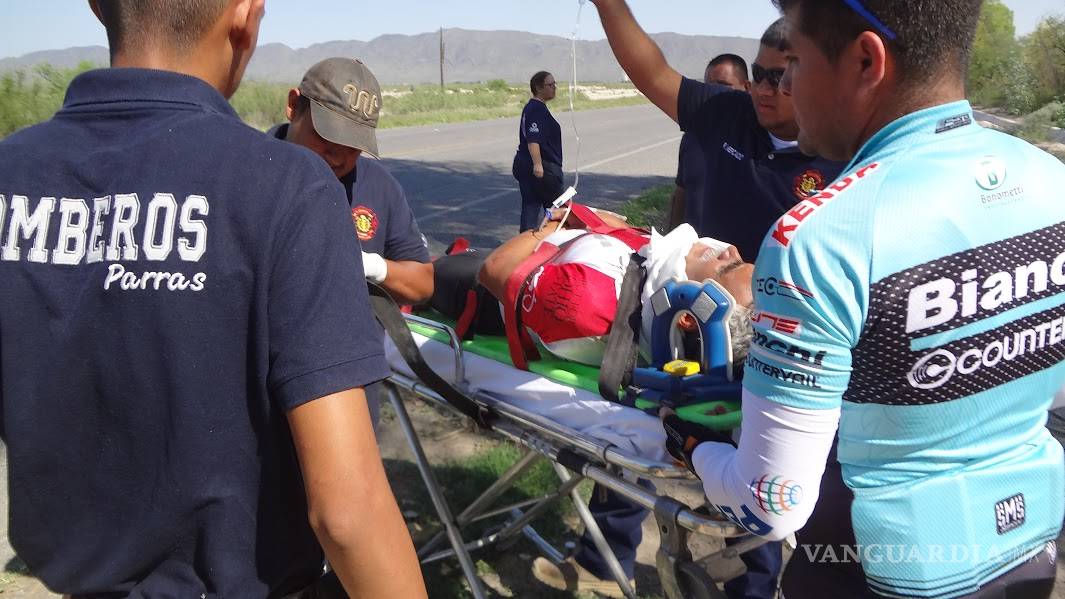 $!Se accidentan tres ciclistas sobre la carretera Parras-Paila