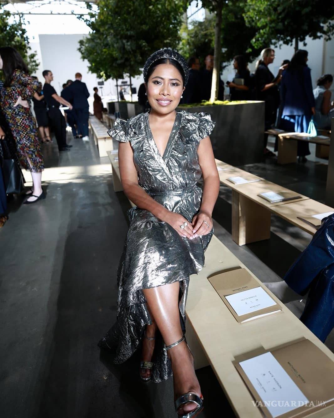 $!Yalitza Aparicio enamora en desfile de Michael Kors