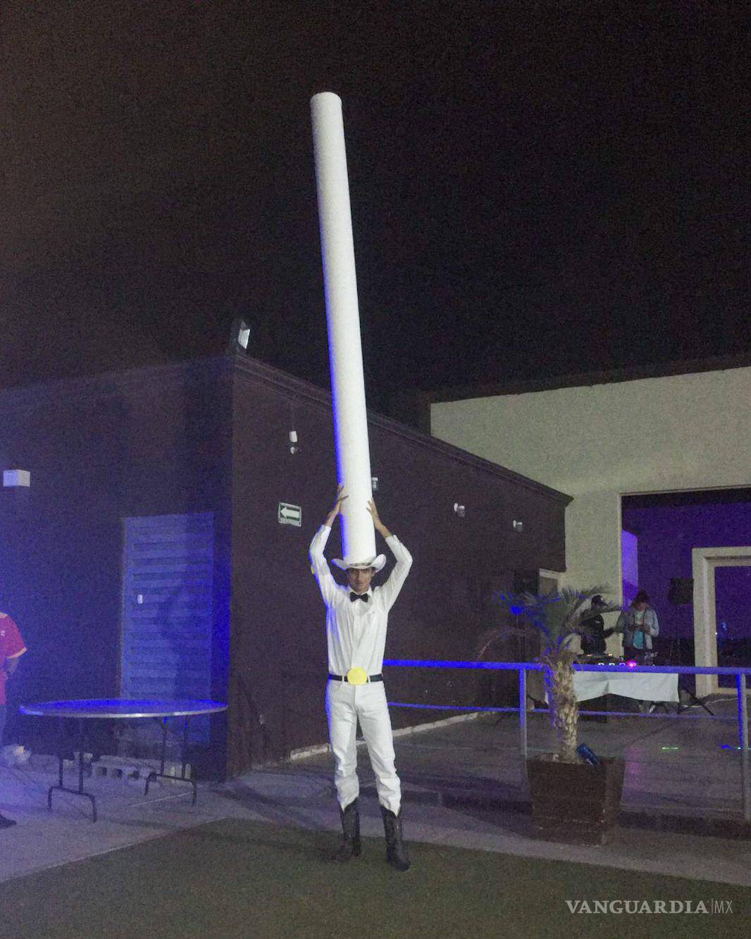 $!El sombrero usado para el disfraz medía cinco metros.