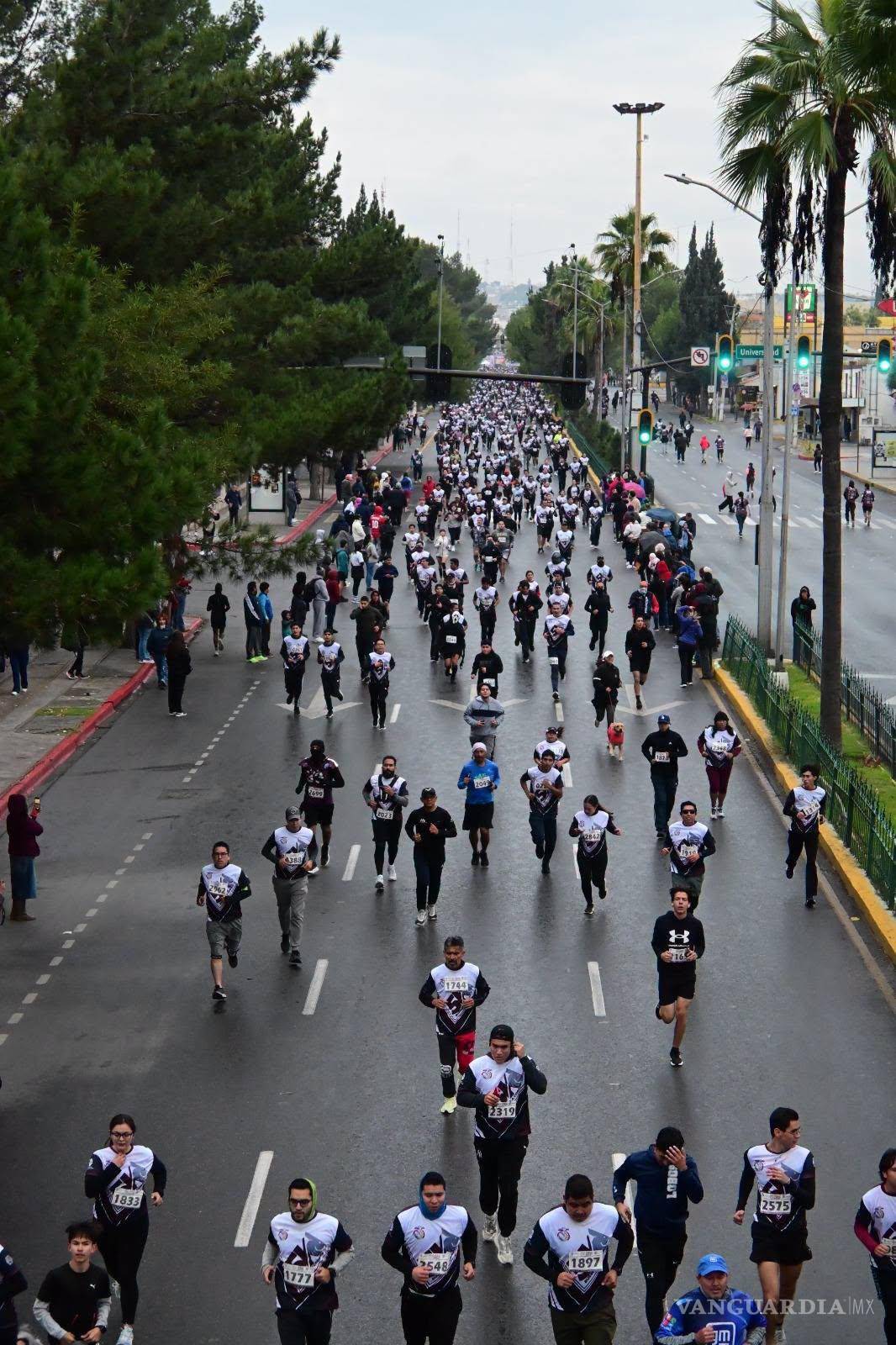 $!Estudiantes, trabajadores, egresados y habitantes de Saltillo compartieron el recorrido por la avenida Venustiano Carranza y otras vialidades de la ciudad.