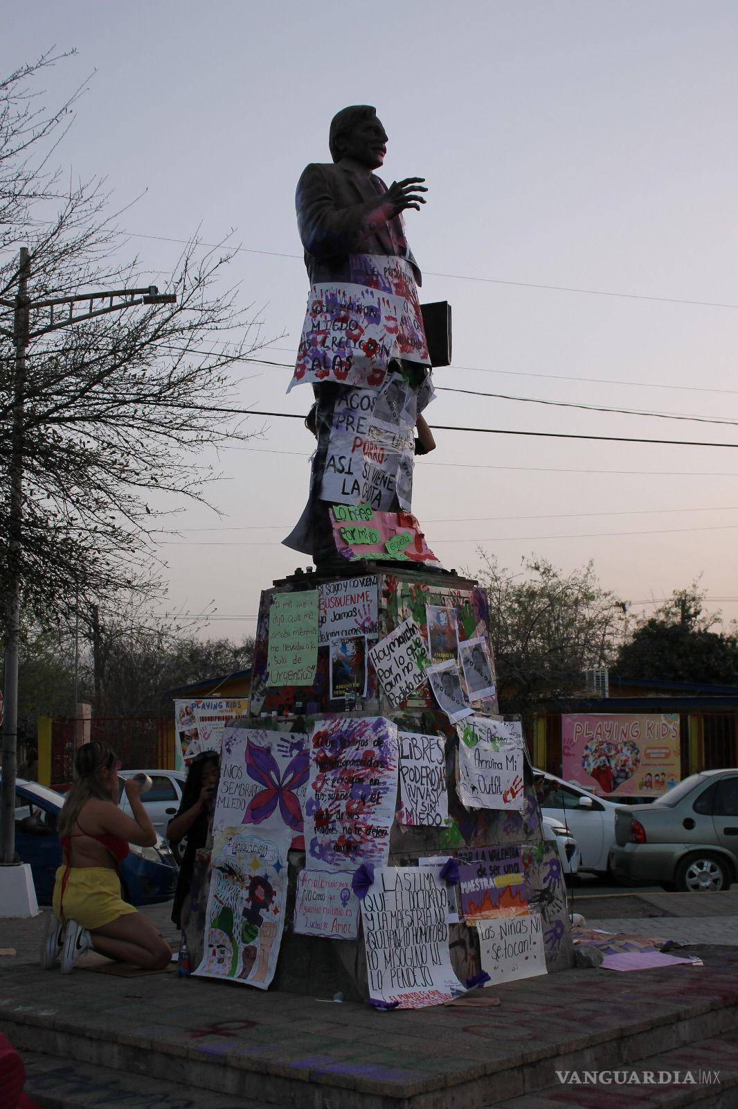 $!Monumento cubierto de pintura y carteles tras la manifestación.