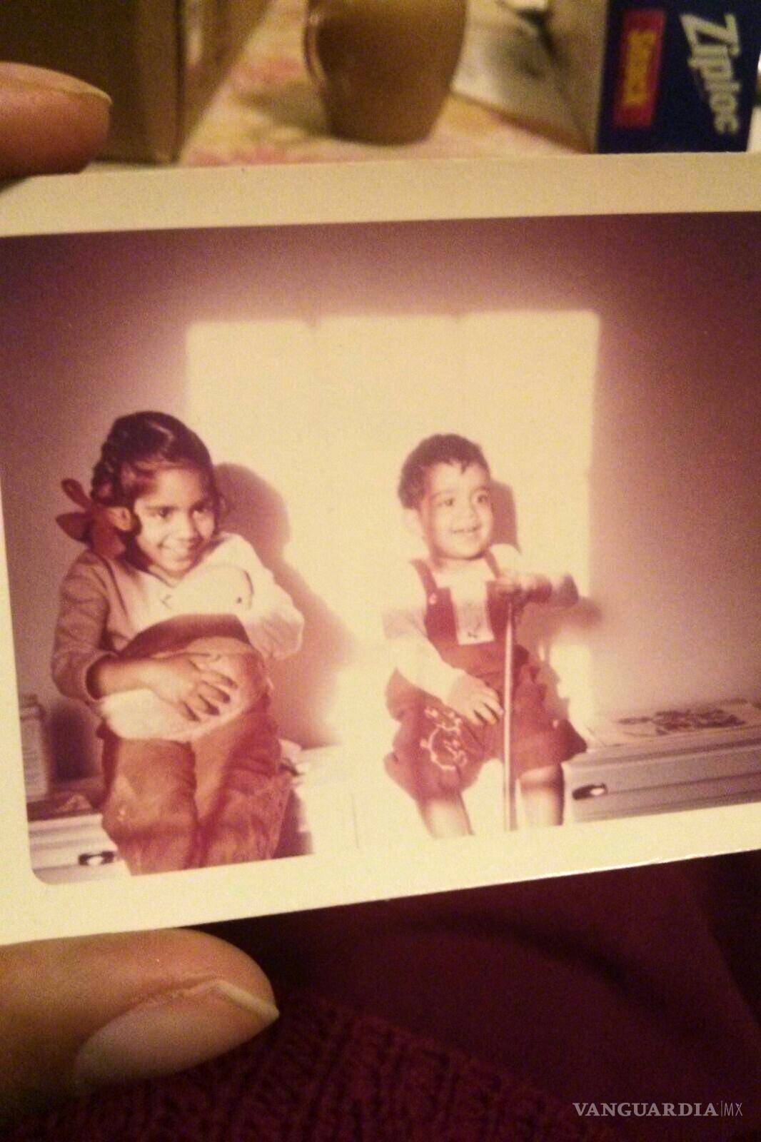 $!Una fotografía de Saraswathi, de 6 años, y Subramanyam, de 2, Vedam posando para una fotografía en su casa de State College, Pensilvania, en 1963.