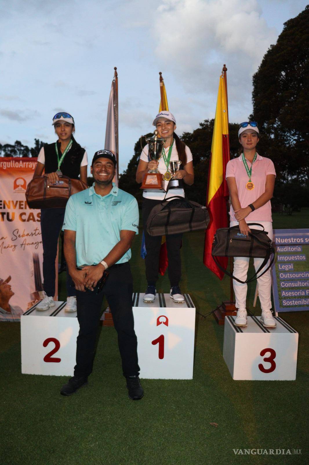 $!El podio femenil en Colombia tuvo acento mexicano: Paloma Ibarra se quedó con el primer lugar, seguida de Mariana Beltrán Rodríguez y Luciana Medina Ramos.