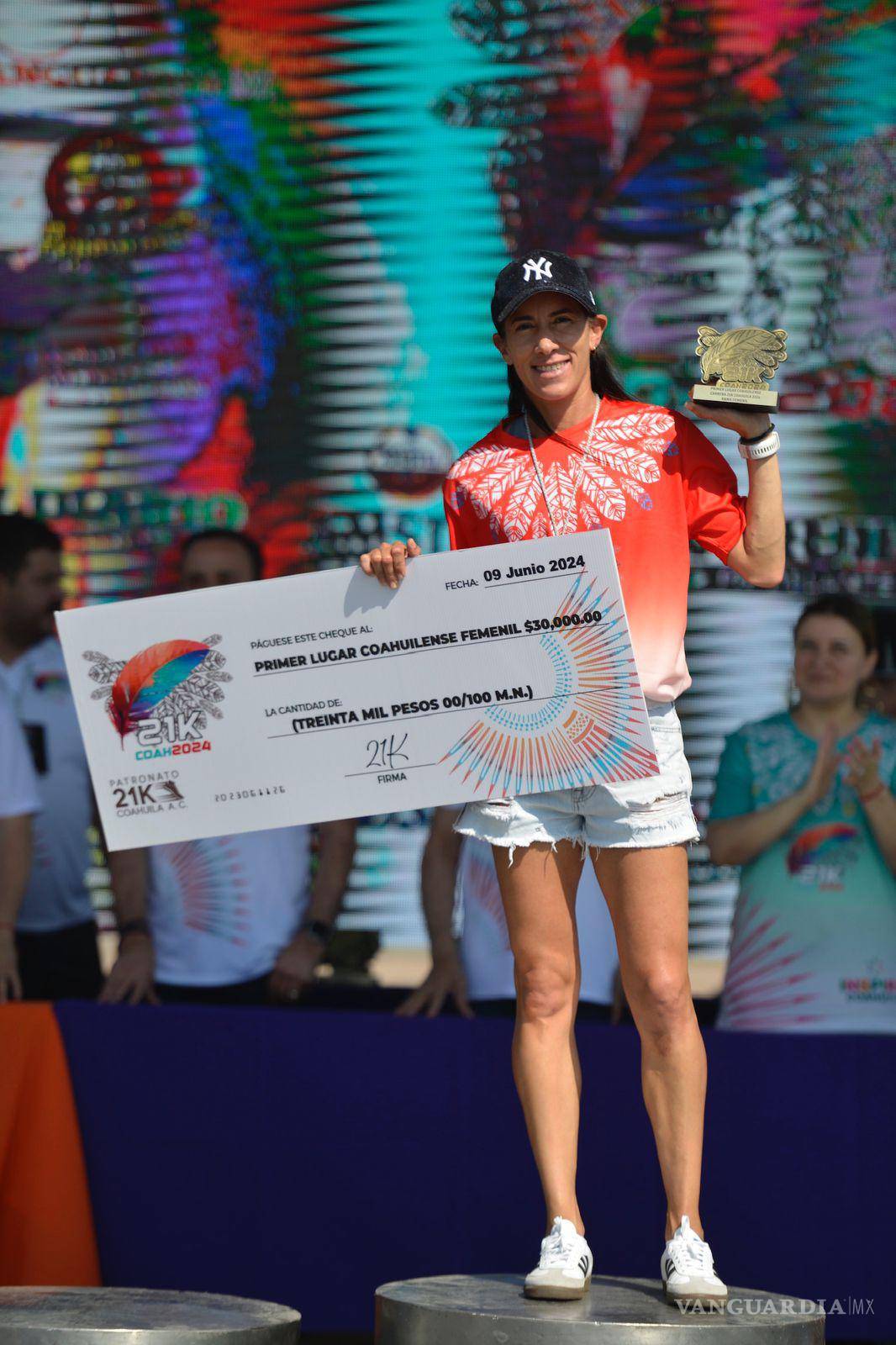 $!Argentina en el podio con su premio.