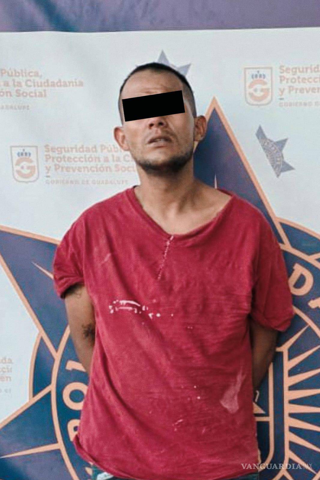 $!El detenido, identificado como Michel, fue capturado después de disparar contra oficiales y ocultarse entre matorrales.