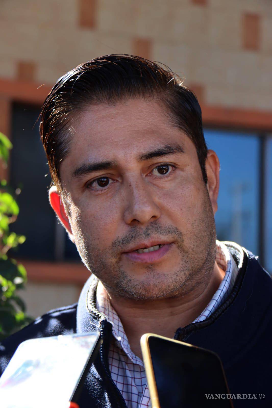 $!La cirugía se complicó debido al tiempo de espera, y el padre de Narro ahora enfrenta la necesidad de una nueva intervención.