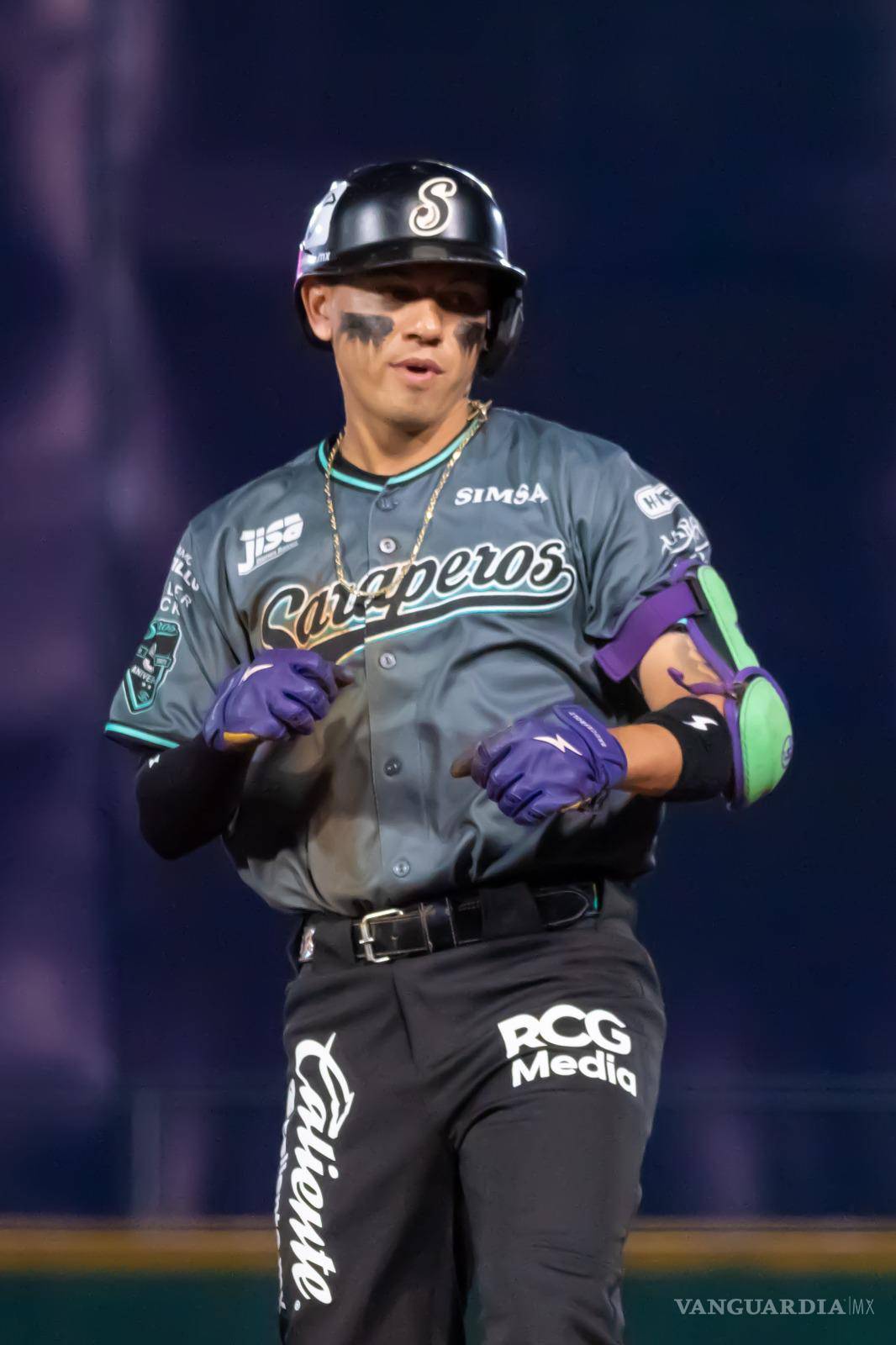 $!Pese a que todos los jugadores del equipo contribuyeron, J.P. Martínez conectó dos cuadrangulares de la noche, clave en la paliza de Saraperos en Aguascalientes.