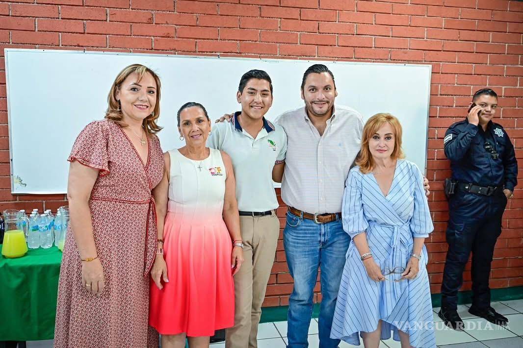 $!La presidenta honoraria del DIF Coahuila, Liliana Salinas Valdés, segunda de izquierda para derecha, encabezó el arranque del programa “Cultura de Paz en las Escuelas” en el CECyTEC de Monclova.