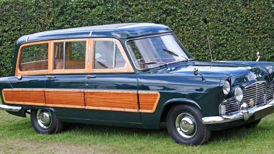 Es un vehículo de una marca americana, se convirtió en uno de los más modestos utilizados por la Reina Isabel ll.