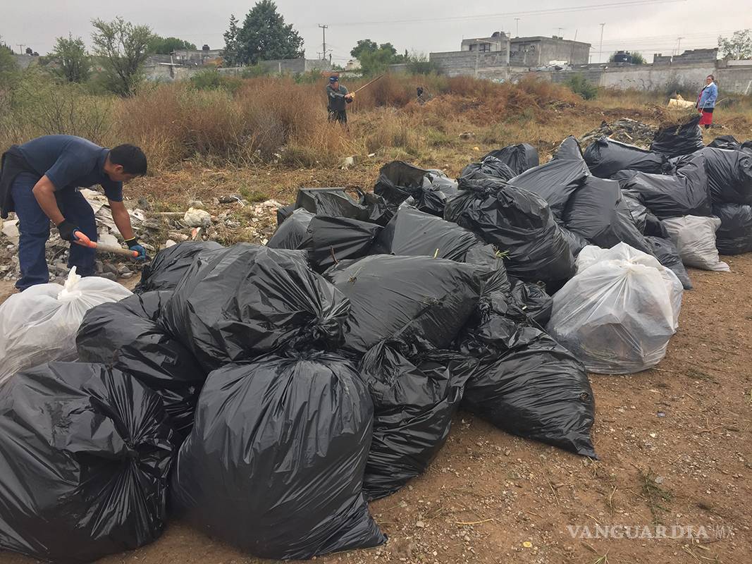 $!Tras intento de violación de una estudiante en Saltillo, padres de familia limpian terreno abandonado