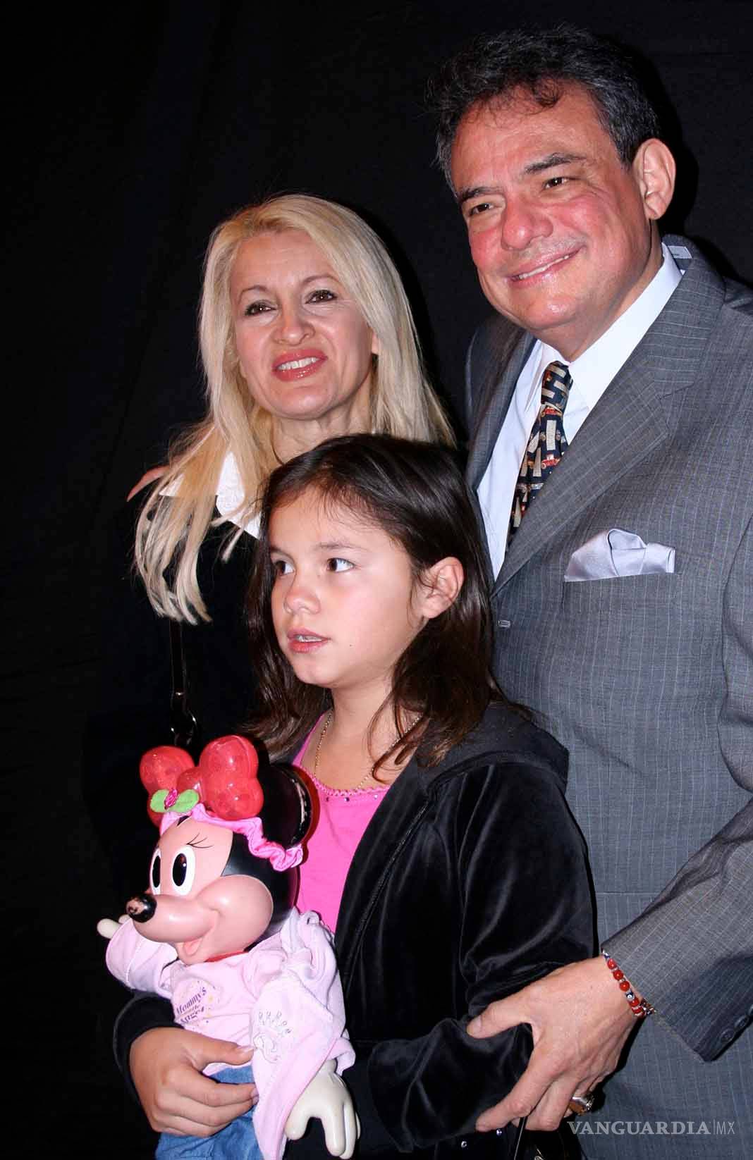 $!Hermanas de Sarita estafaron a José José y por eso no aparecieron en el funeral