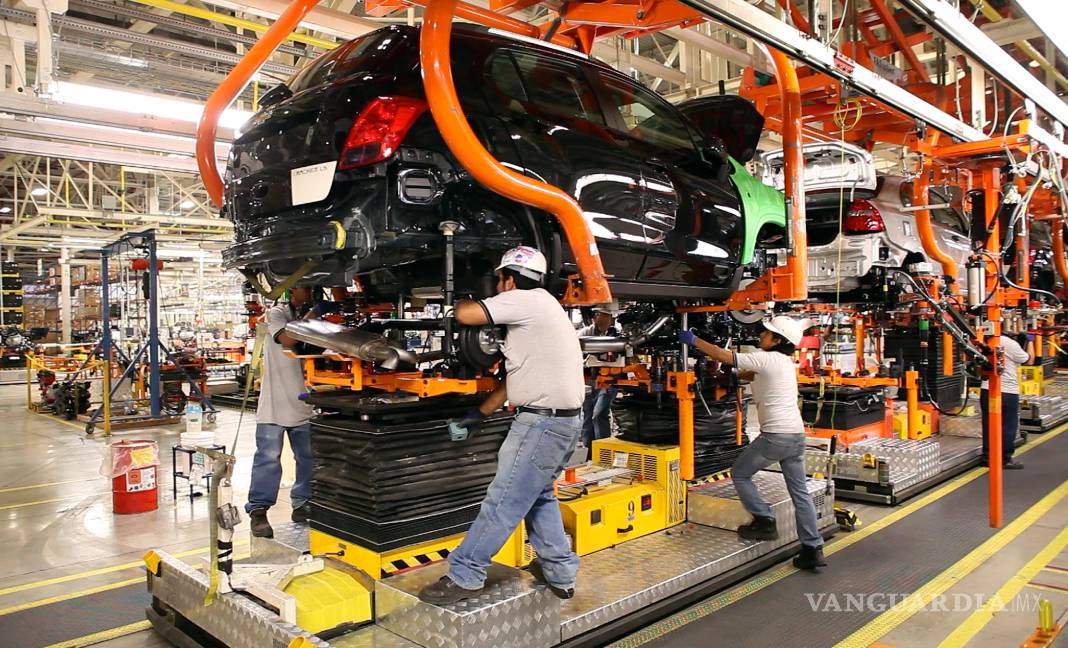 COVID-19 tumba la producción industrial en México que cae un 6.2 % anual en septiembre