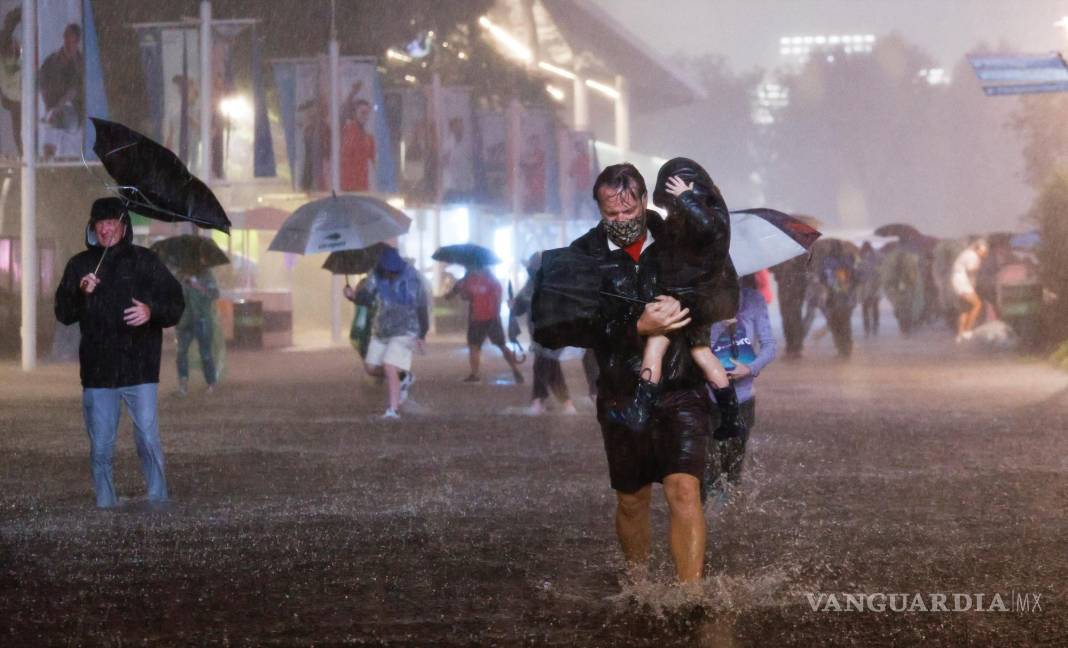$!Las personas caminan bajo las fuertes lluvias y los pasillos inundados en el Centro Nacional de Tenis Billie Jean King cuando los restos del huracán Ida azotaron el área en Flushing Meadows, Nueva York. EFE/EPA/Justin Lane