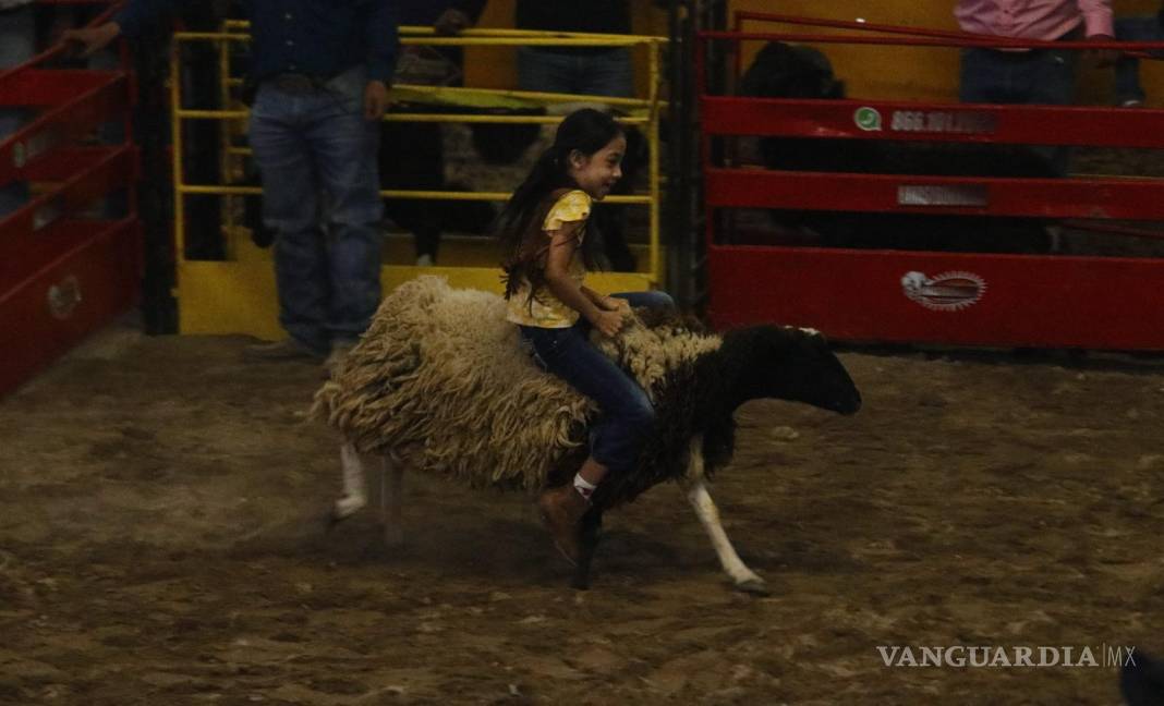 $!El espectáculo con borregos y becerros mantuvo a los espectadores con la boca abierta.