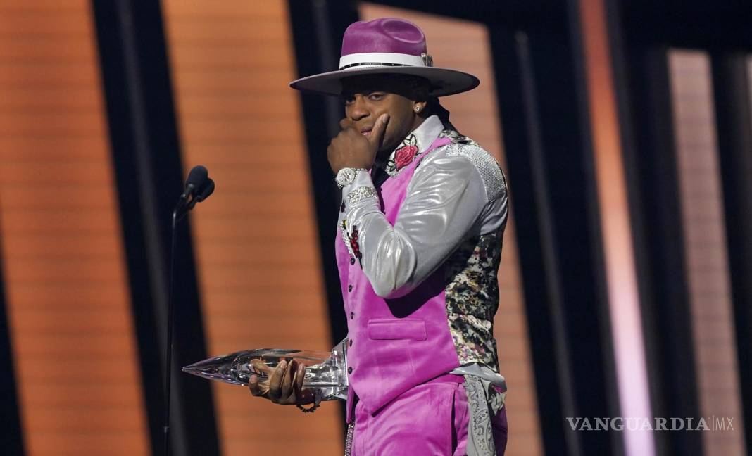 $!Jimmie Allen recibe el premio al nuevo artista del año en la 55ta entrega anual de los Premios CMA de la música country en el Bridgestone Arena en Nashville, Tennessee. AP/Mark Humphrey