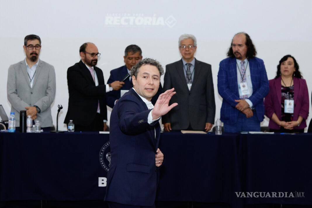 $!Zepeda Memije se desmaya tras ser descalificado para ir por la rectoría de la BUAP por documentos falsificados (VIDEO)