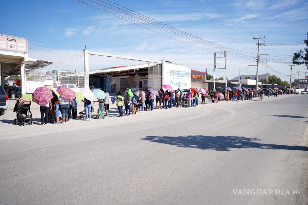 $!Ciudadanos formaron largas filas para acceder a paquetes alimentarios durante la jornada.