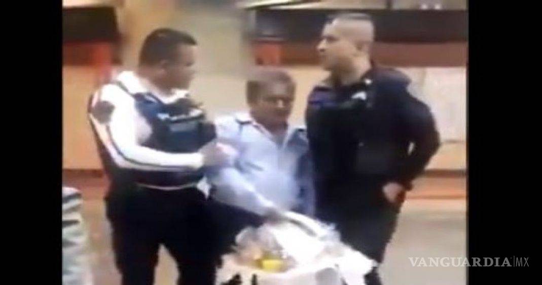 Intentan detener a un adulto mayor que transportaba sus dulces en el metro de CDMX