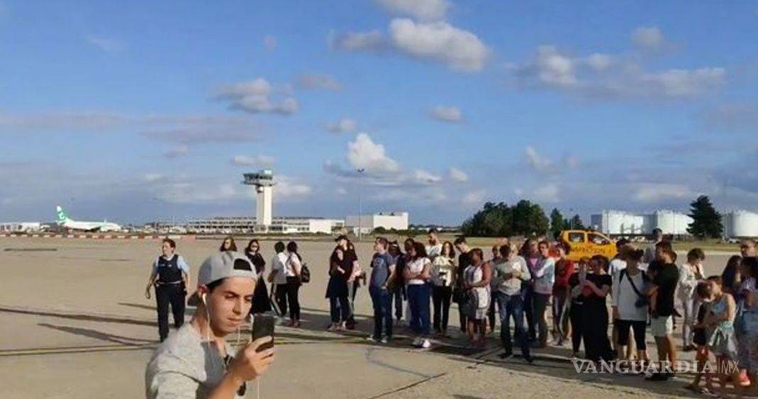 Desalojan avión por posible atentado terrorista en Francia; hermana de atacante lo delató