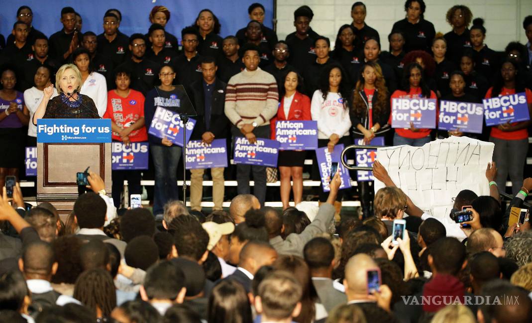 Protestan afroamericanos durante discurso de Hillary