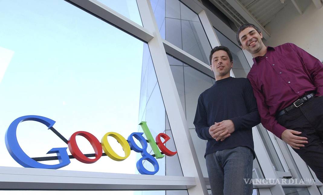 $!Los cofundadores de Google, Sergey Brin, izquierda, y Larry Page posan en la sede de la empresa el 15 de enero de 2004, en Mountain View, California.