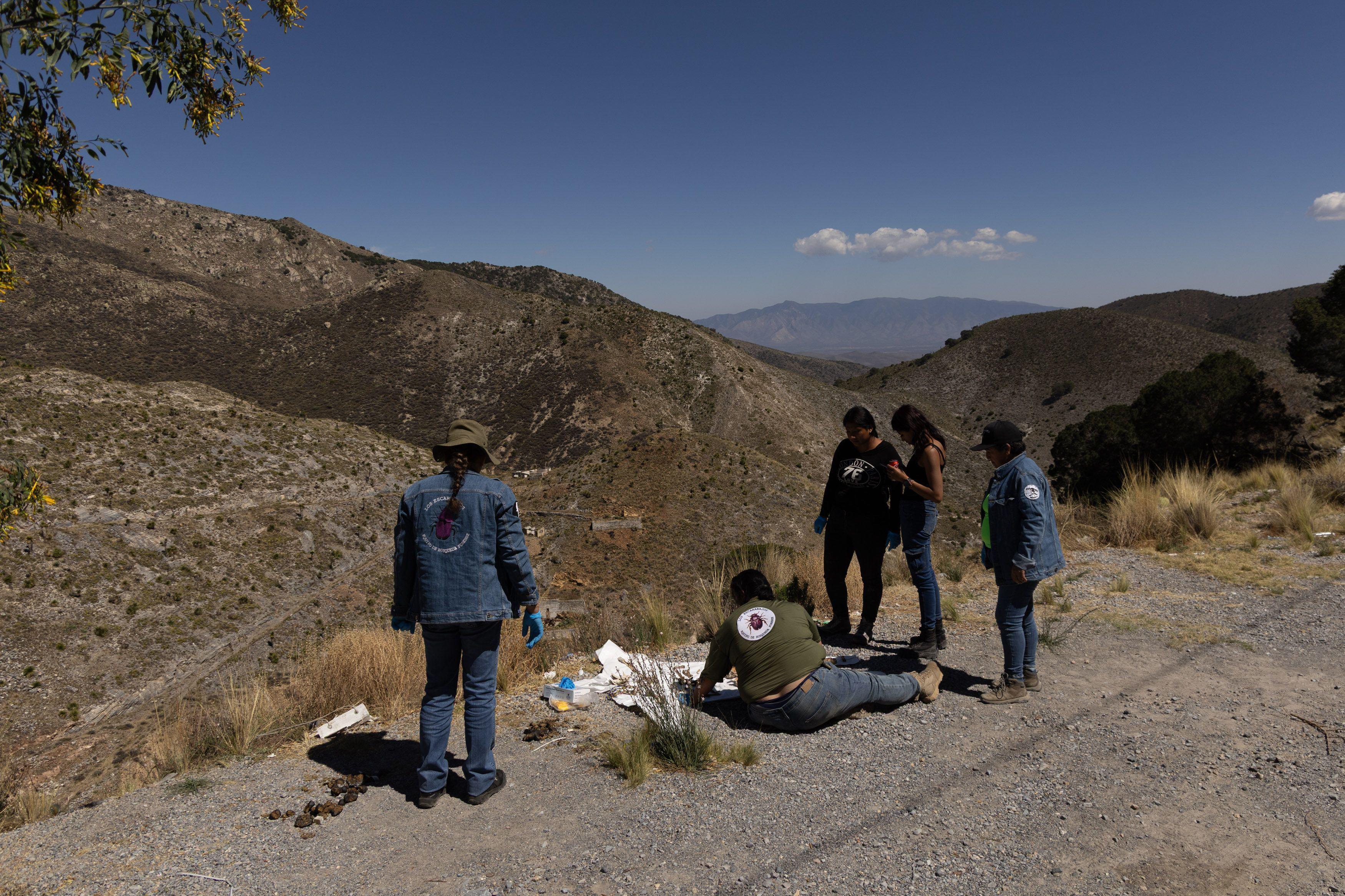 Madres Buscadoras reportan hallazgo de más de 40 bolsas con restos en fosa de Jalisco