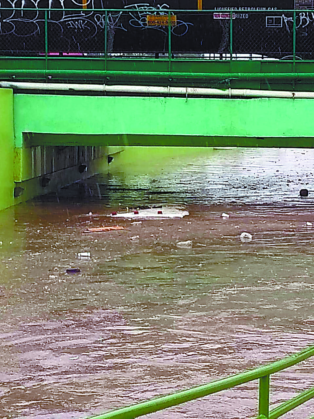 $!¡Salen nadando por sus vidas de camión inundado en Frontera Coahuila!