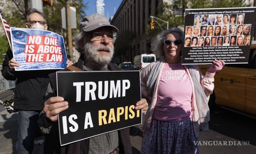 $!Personas protestan afuera de un tribunal federal el primer día del juicio civil por agresión sexual y difamación presentada por E. Jean Carroll contra Donald Trump.